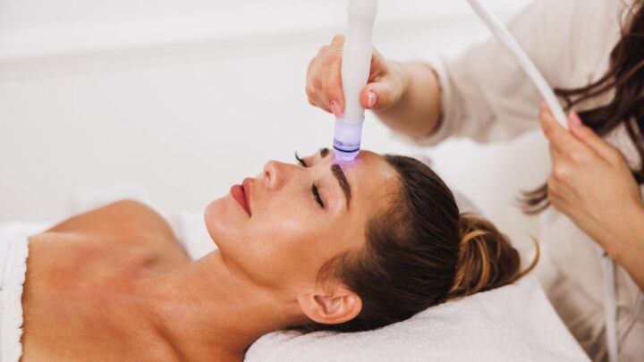 Frau bei Hydrafacial Behandlung mit moderner Technik zur porentiefen Gesichtsreinigung