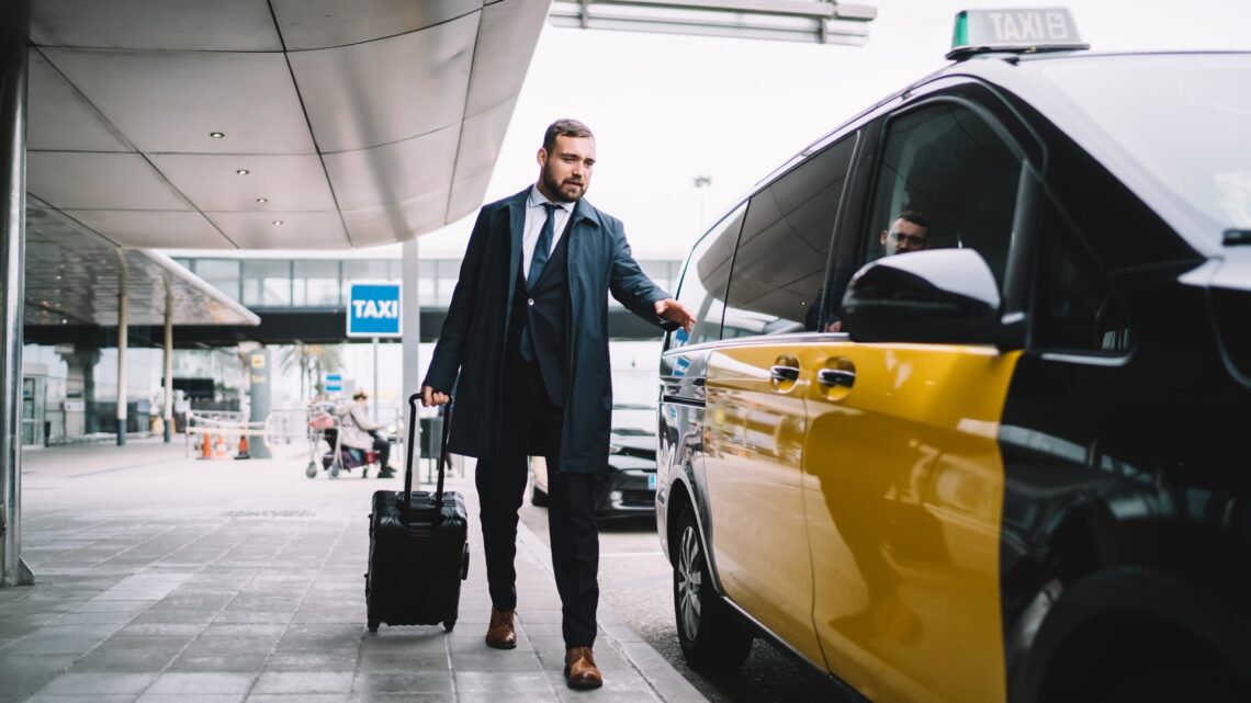 Geschäftsmann steigt ins Taxi | Valet Parking Frankfurt