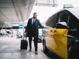 Geschäftsmann steigt ins Taxi | Valet Parking Frankfurt