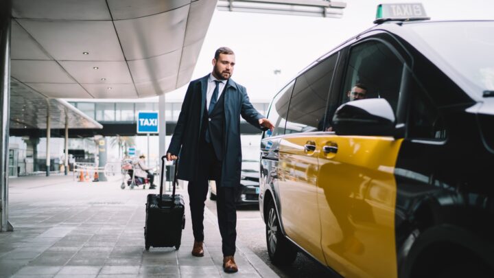 Geschäftsmann steigt ins Taxi | Valet Parking Frankfurt