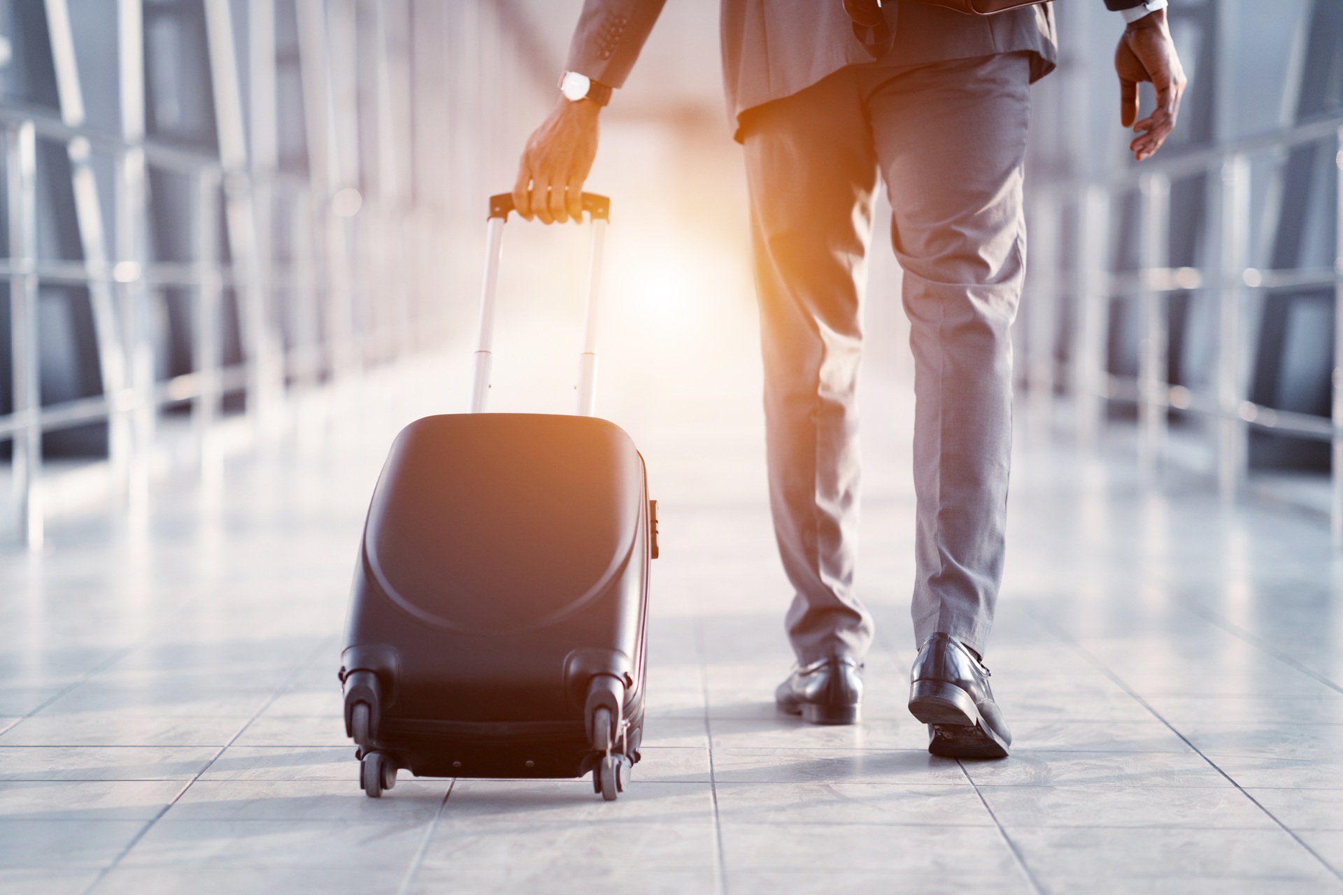 Businessreisender mit Koffer im Terminal | Valet Parking Frankfurt
