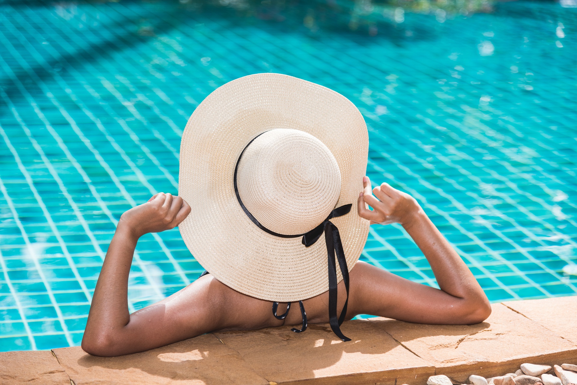 Frau mit Sonnenhut am Pool relaxend | Pool Komplettset