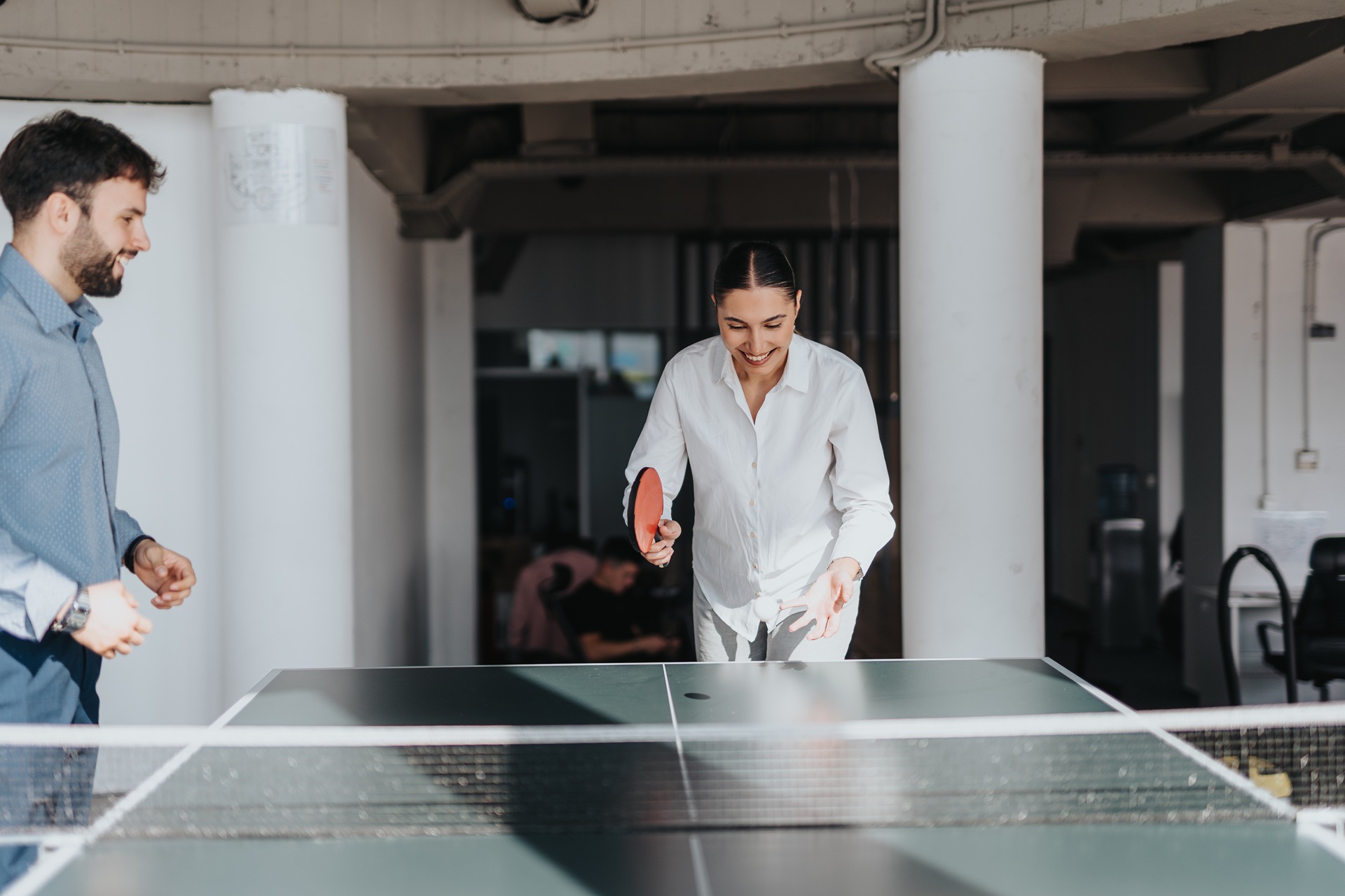Mitarbeiter spielen Tischtennis im Büro | Pool Komplettset