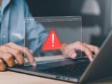 Warnsymbol auf Laptop bei Systemprüfung | Psur