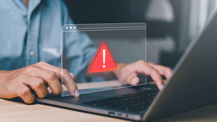 Warnsymbol auf Laptop bei Systemprüfung | Psur