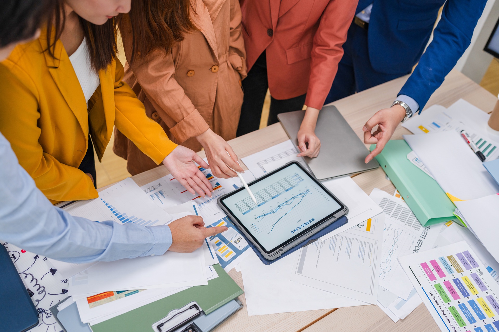 Team arbeitet an Berichten und Analysen | Psur