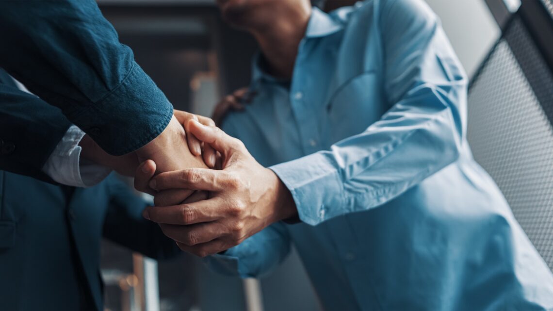 Zwei Personen geben sich vertrauensvollen Handschlag | Eventmoderator