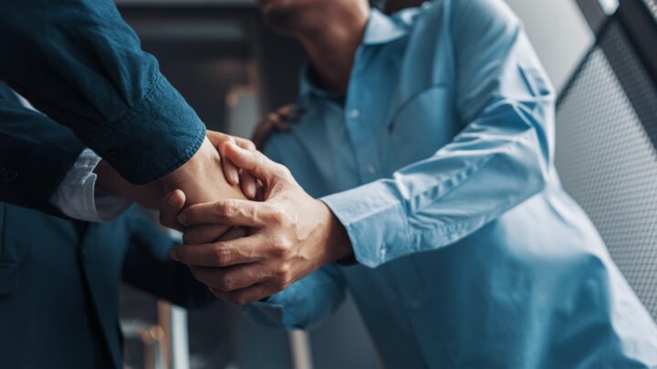 Zwei Personen geben sich vertrauensvollen Handschlag | Eventmoderator